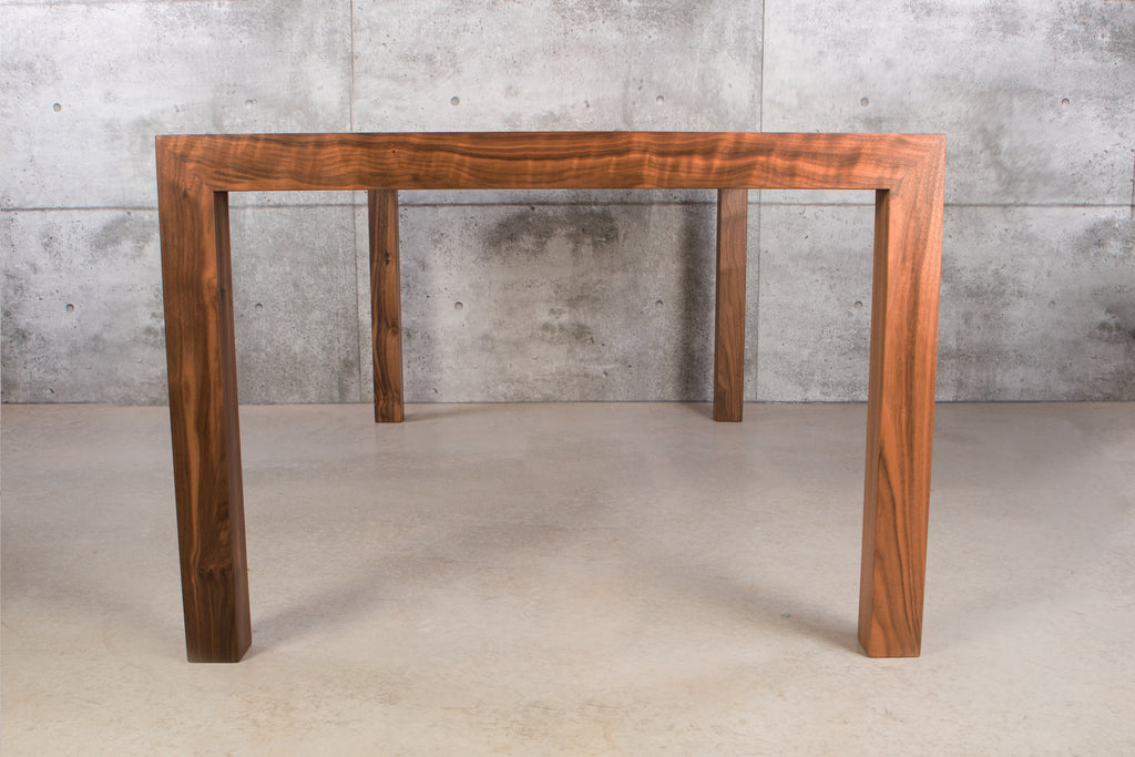 Table en bois massif avec pattes en bois