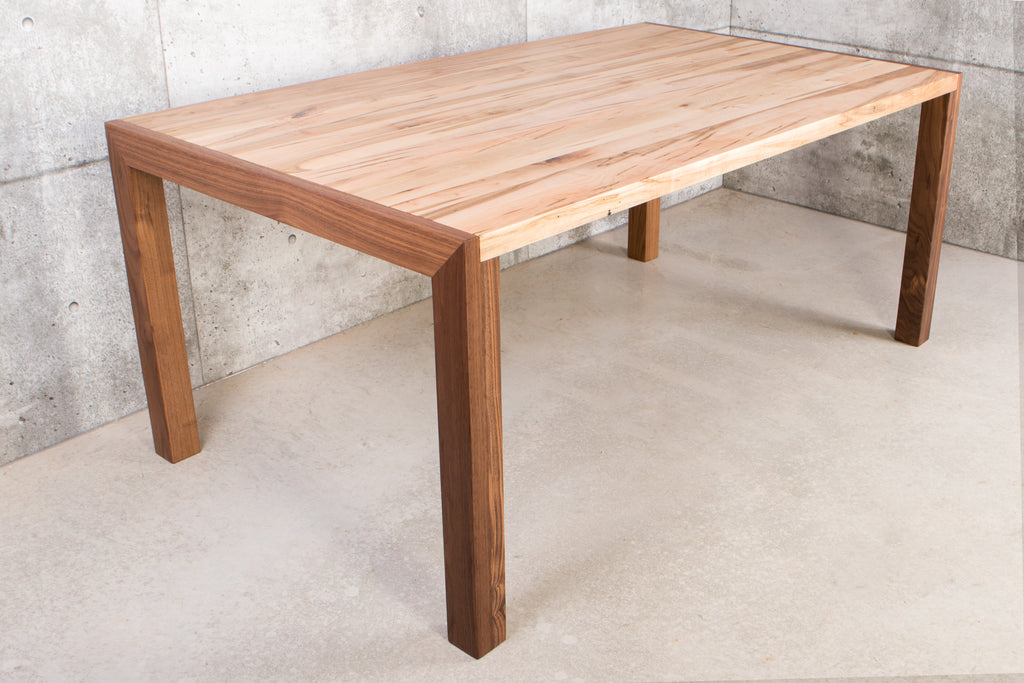 Table en bois massif avec pattes en bois